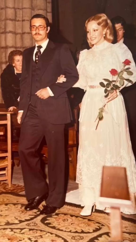Carmen Lomana el día de su boda con su hermano Carlos ejerciendo de padrino
