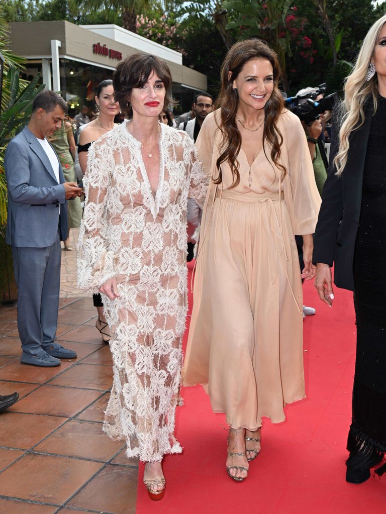 Paz Vega y Katie Holmes en el Festival de Cerdeña en junio de 2024