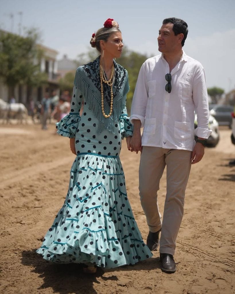 Manuela Villena con traje de lunares en El Rocío