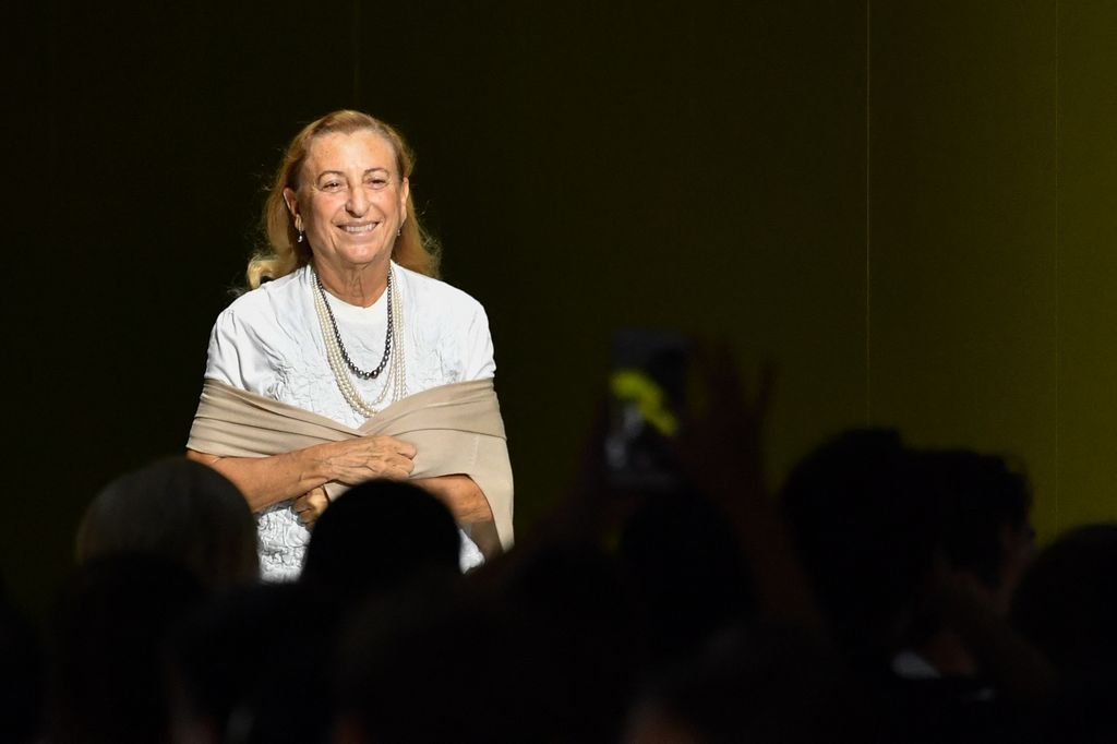 Miuccia Prada es, junto a su esposo Patrizio Bertelli, la propietaria del grupo Prada que inlcuye la firma Miu Miu, que la misma heredera de Prada fundó en 1993