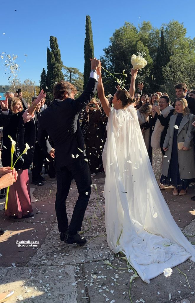 Los novios fueron recibidos a la salida de la iglesia con una lluvia de pétalos