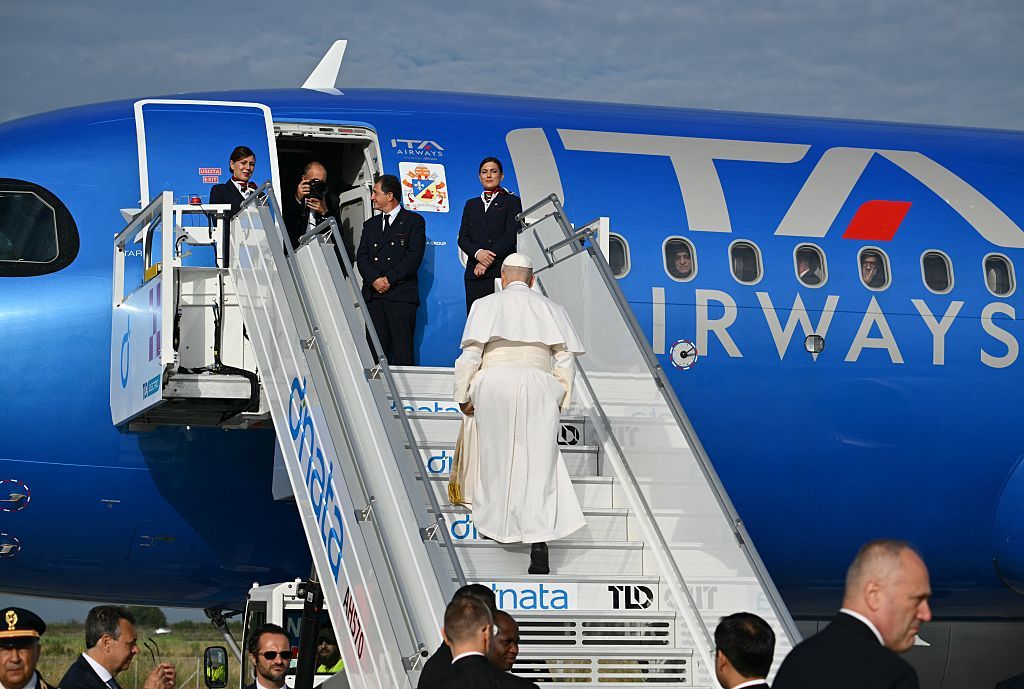 El Papa llegando al avión que le llevará a Madrid