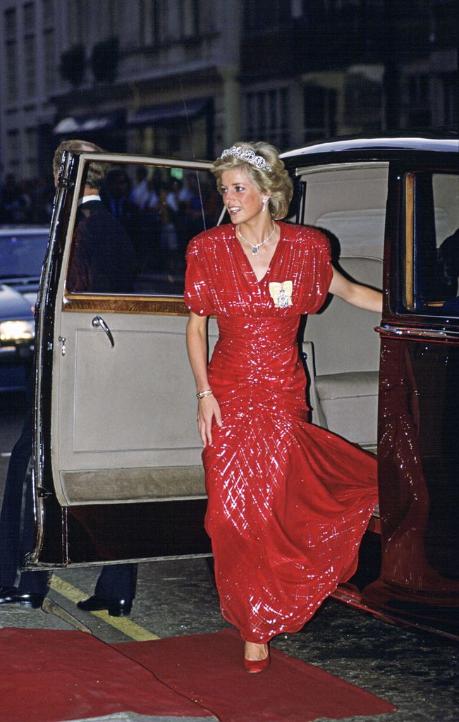 La princesa Diana a su llegada al Hotel Claridge's de Londres en 1989 con vestido de Bruce Oldfield y la tiara Spencer