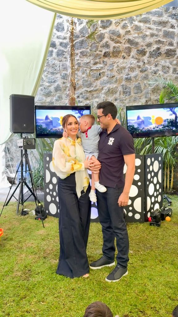 Cynthia Rodríguez y Carlos Rivera con su hijo León.