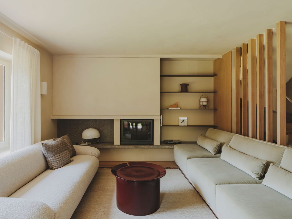 Salón decorado en tonos neutros