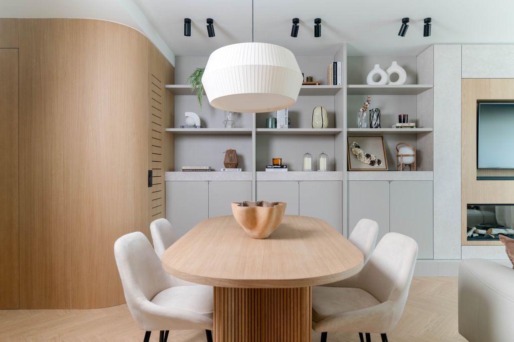 Comedor con mesa de madera y sillas tapizadas en blanco