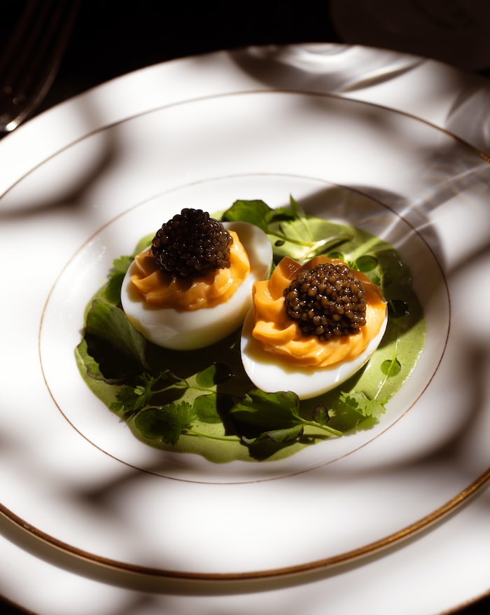 Huevos mimosa con caviar para tomar en el jardín La Biblioteca del Hotel Santo Mauro
