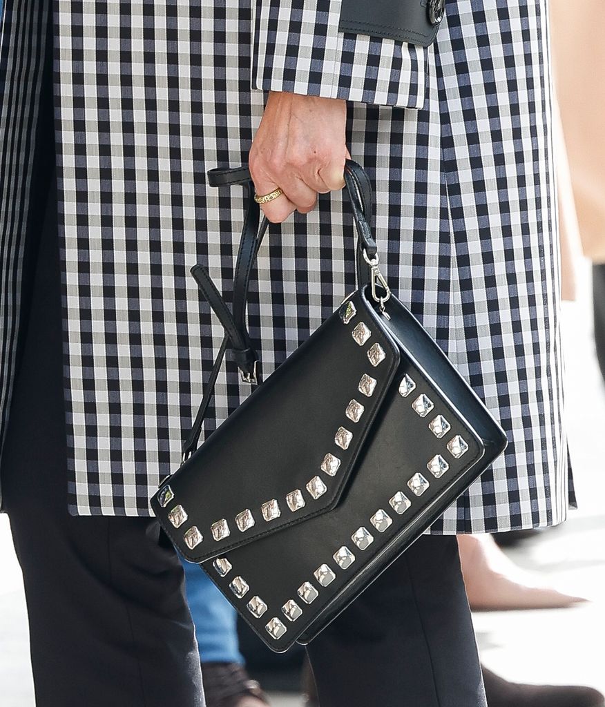 Doña Letizia rescata en Madrid su bolso roquero favorito de una firma de Inditex en el 50 aniversario de Zara