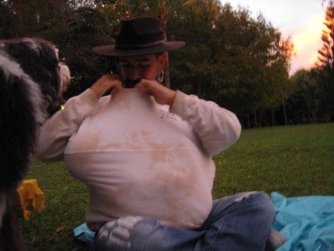 Camilo consiente a su hija en la finca