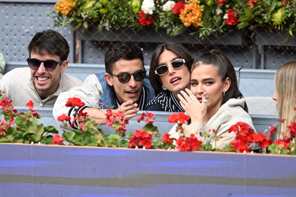 Marc Márquez y su novia, Gemma Pinto, Laura Escanes acuden al partido de Carlos Alcaraz en abril de 2024, en Madrid