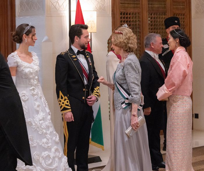 Los reyes Juan Carlos y Sofía acuden juntos al enlace real del heredero Hussein de Jordania