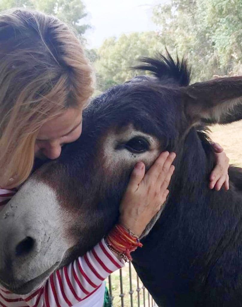 Eugenia Martínez de Irujo con uno de sus burros