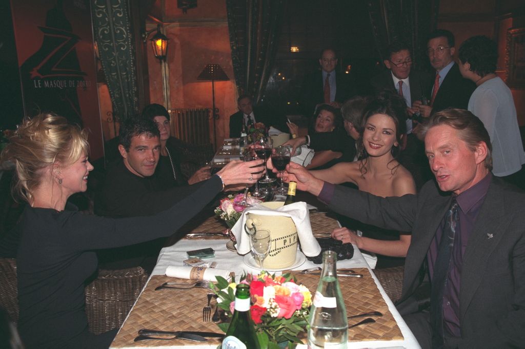 Melanie Griffith, Antonio Banderas, Catherine Zeta-Jones y Michael Douglas en una cena en el marco del Festival de Cine de Deauville en 1998.
