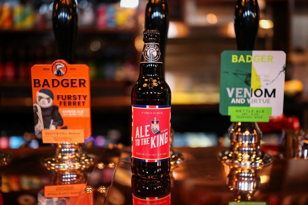Una botella de 'ALE TO THE KING' reposa sobre la barra mientras el rey Carlos III y la reina Camila visitan la cervecería