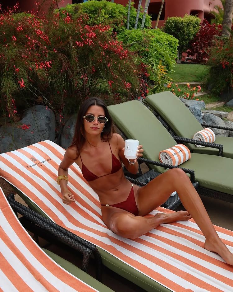 María Martín de Pozuelo con bikini rojo en una tumbona