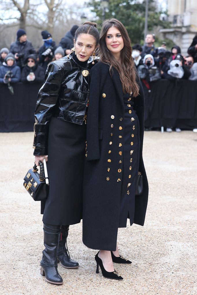 Lynda Carter, la icónica 'Wonder Woman', y su hija deslumbran en la Semana de la Moda de París