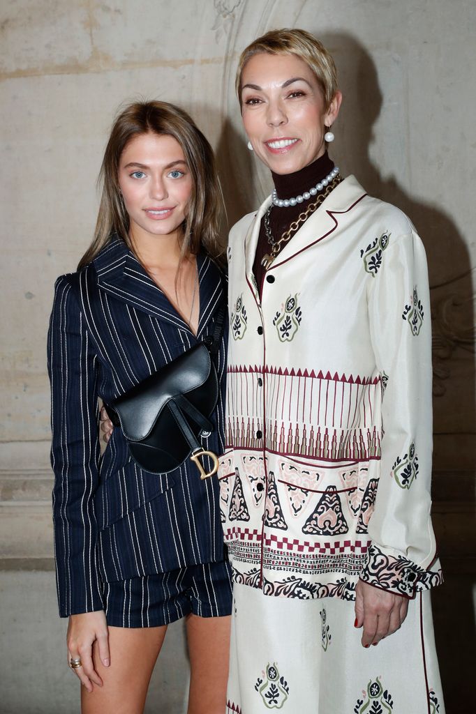 Mathilde Favier y su hija en un desfile de Dior