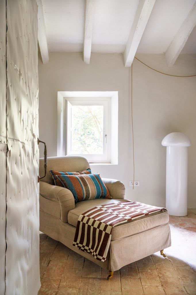 Chaise longue con cojines y plaid geométricos