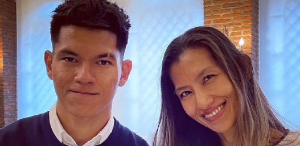 Zape Cuesta junto a su madre, la exmodelo tailandesa Yuyee Alissa Intusmith