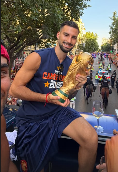 La doble celebración de Álex Baena