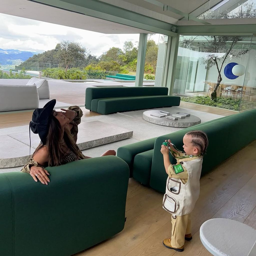 Río, hijo de Balvin, le hizo un reclamo a su mamá, Valentina Ferrer, por usar poca ropa