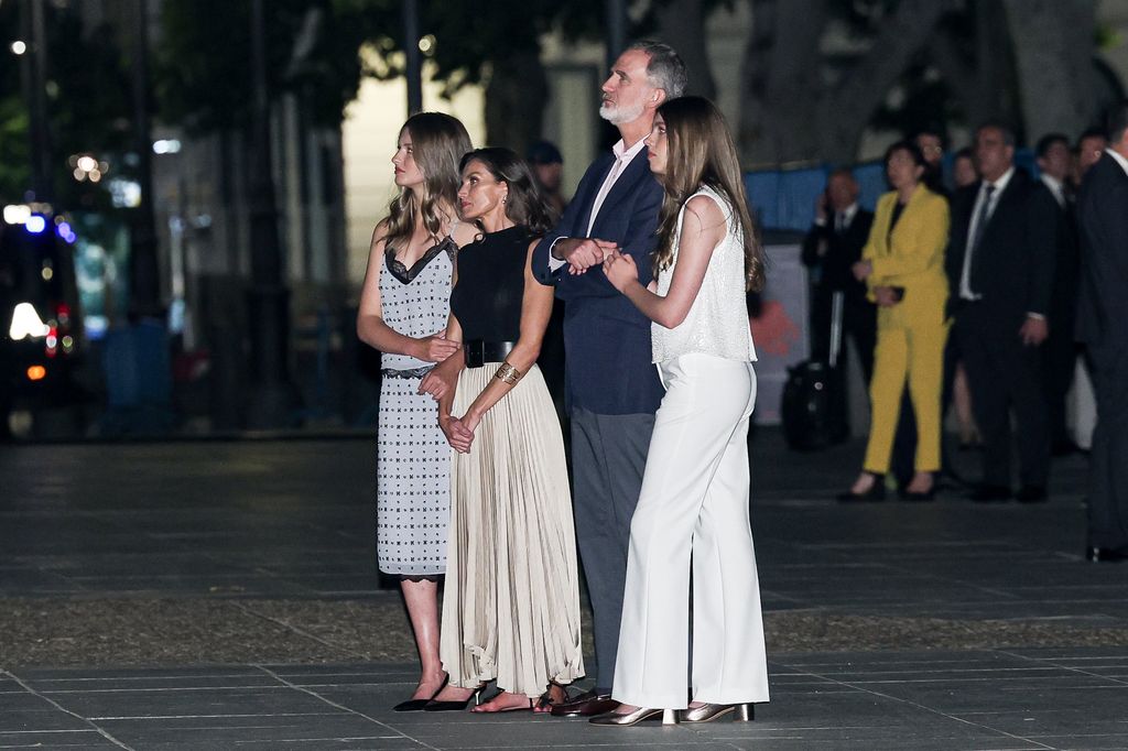 Reyes Felipe y Letizia con princesa Leonor e infanta Sofía 