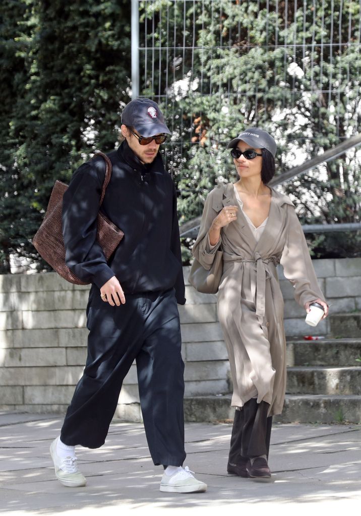 Harry Styles y Zoë Kravitz suelen ser fotografiados dando largas caminatas en ciudades como Londres. En esta foto, aparecen e la capital de Inglaterra, en abril de 2026.