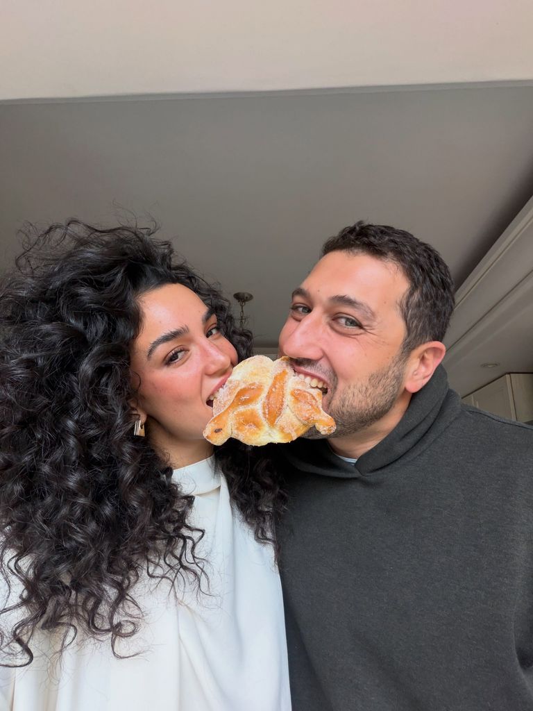 Ale Capetillo y Nader en México, disfrutando de un delicioso pan de muerto.