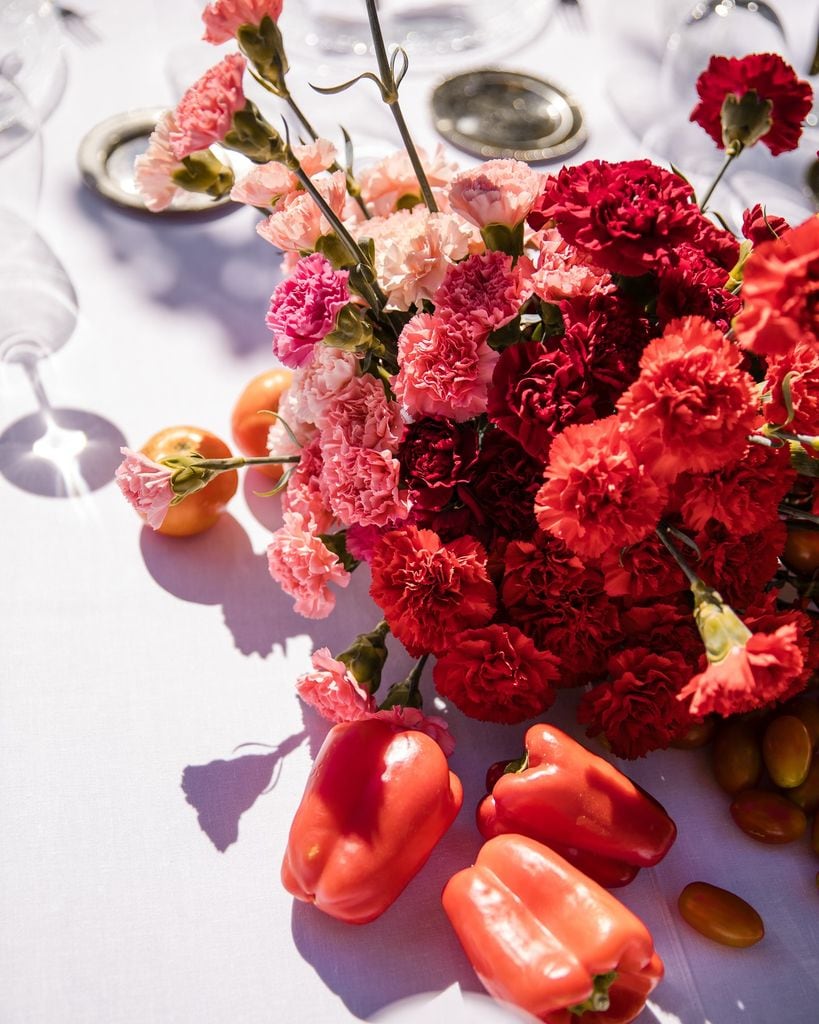 Decoración de mesas de boda con frutas y verduras rojas