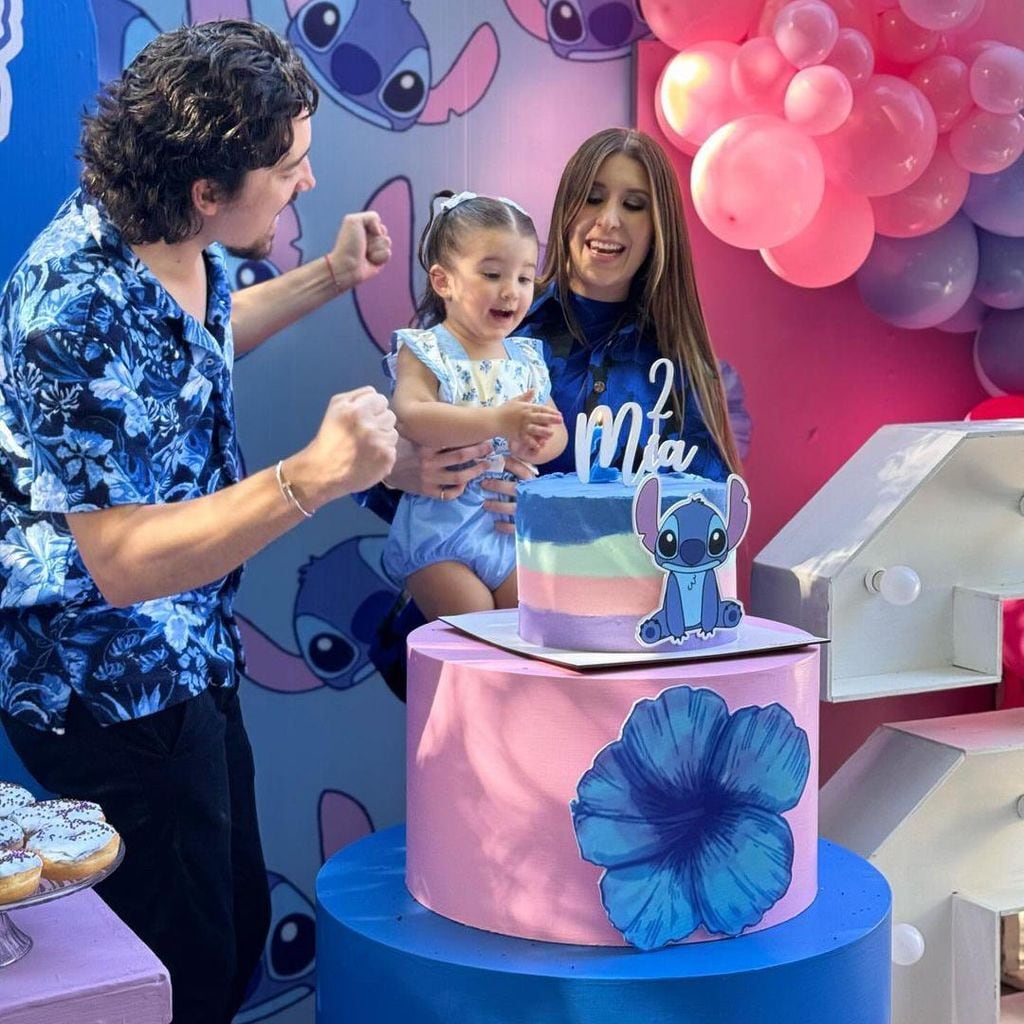 Alex Fernández y Alexia Hernández junto a su hija Mía