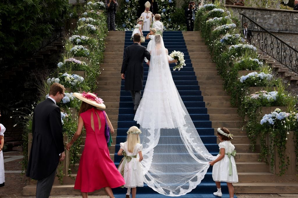 La princesa María Carolina de Liechtenstein con su padre, el príncipe Alois en el día de su boda