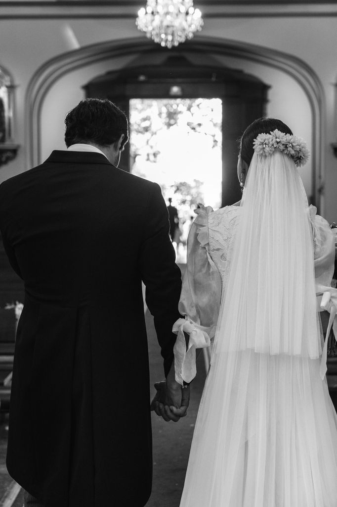 Salida de los novios de la iglesia