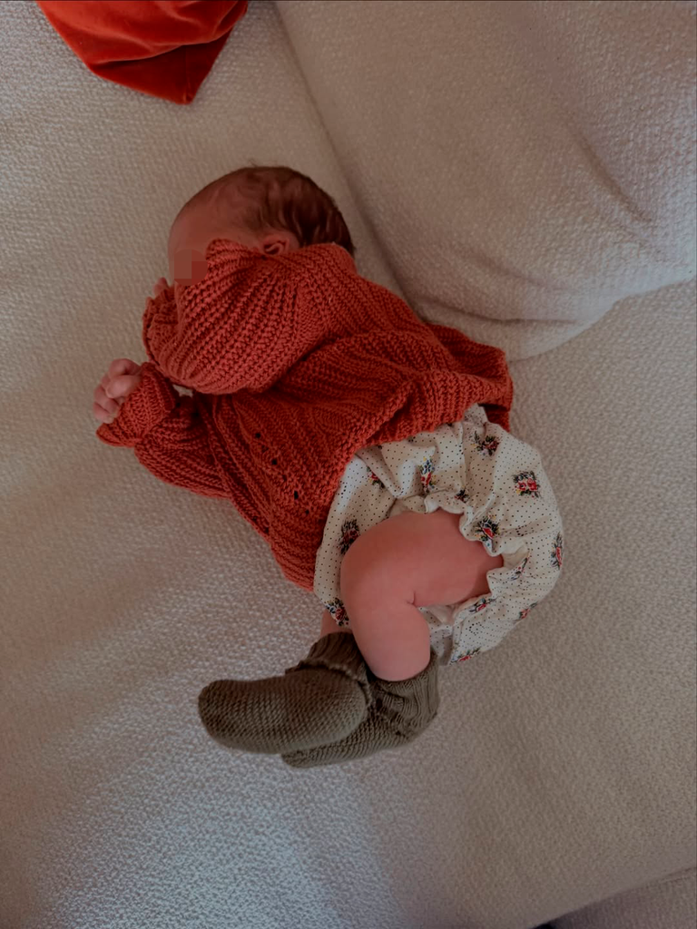 La pequeña con un outfit más primaveral