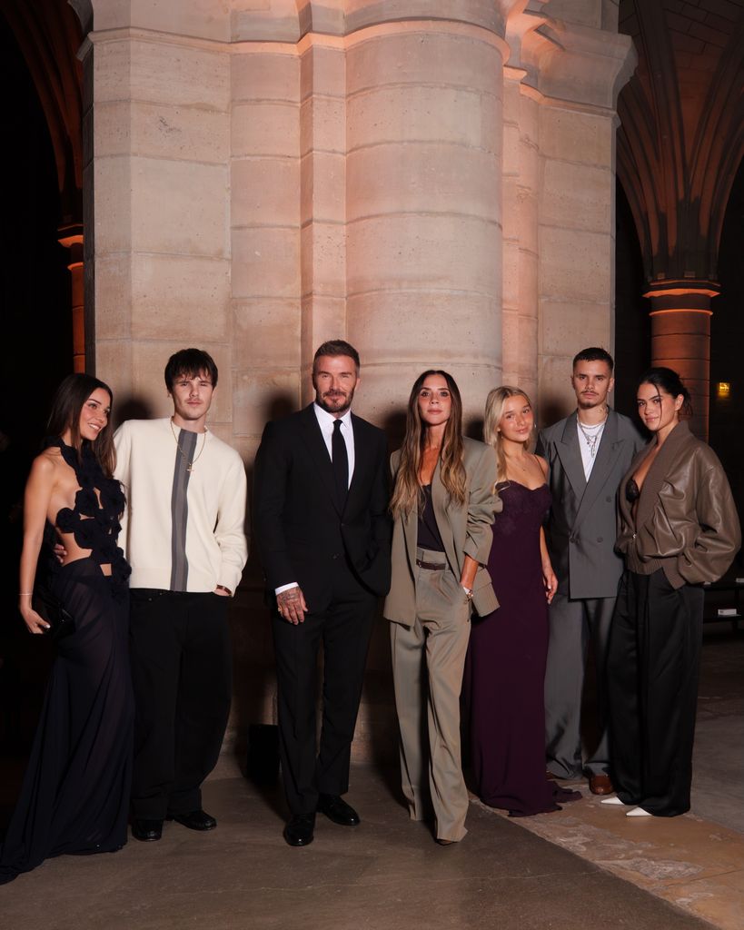 Victoria Beckham junto a su marido David, sus hijos y sus novias, y su hija Harper