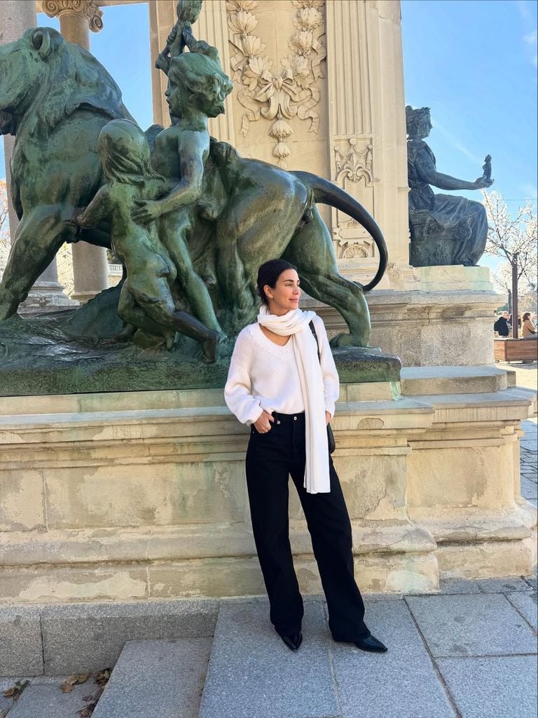 Bufanda o capa: Sassa de Osma transforma su look de básicos en segundos