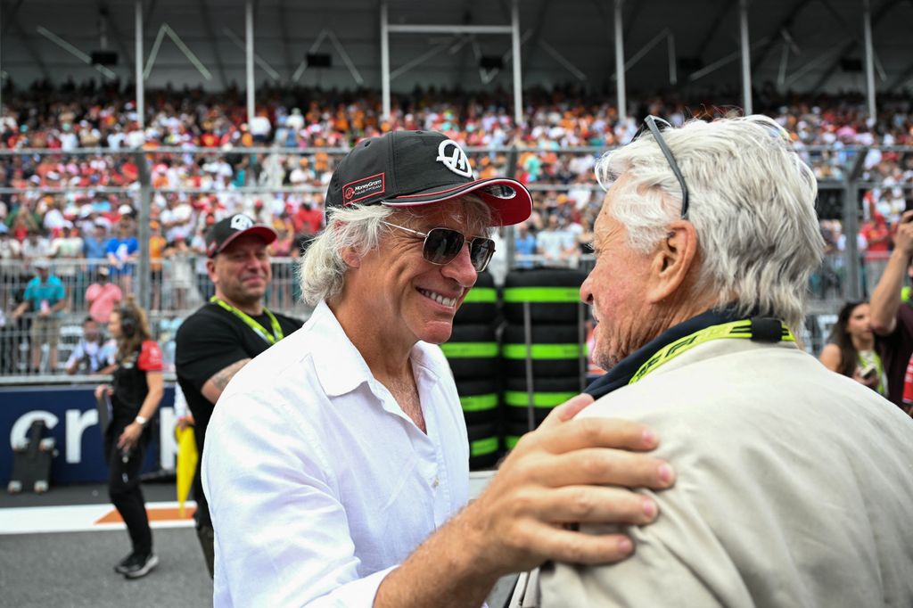 Jon Bon Jovi y Michael Douglas comparten una animada charla en la parrilla de salida del GP de Miami, en una de las imágenes más comentadas de la jornada