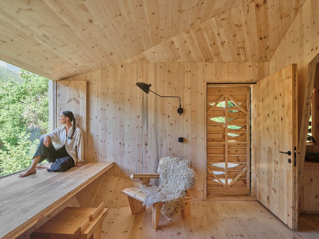Cabaña en los Pirineos con estructura de madera, material seleccionado también para los muebles principales y la fachada, que se ha quemado mediante la técnica ecológica ‘Shou Sugi Ban’