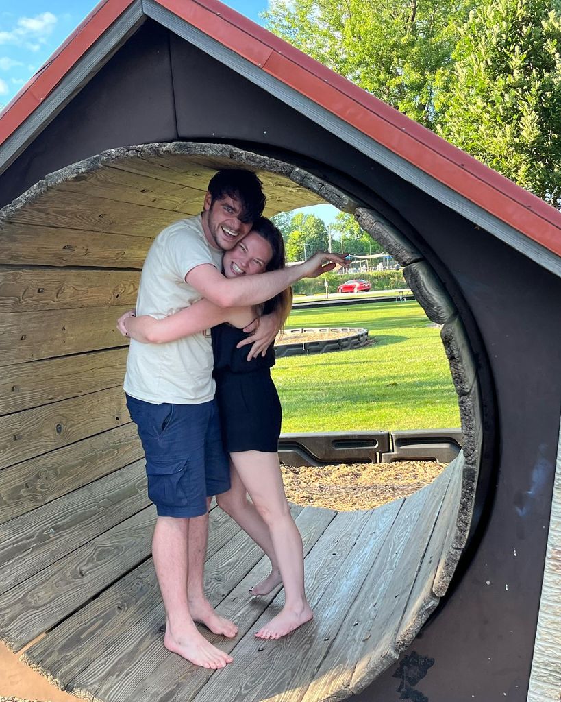 RJ Mitte le propuso matrimonio a Kennedy Suarez un año atrás, en su cumpleaños 30