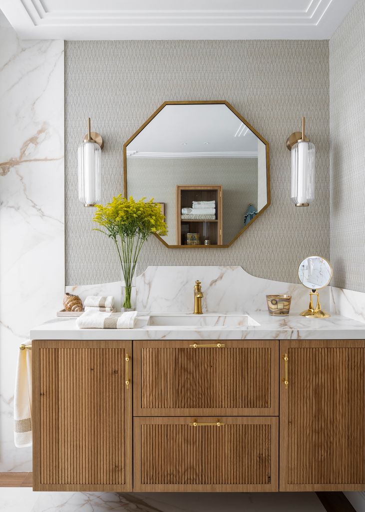 Baño de estilo clásico con espejo octogonal