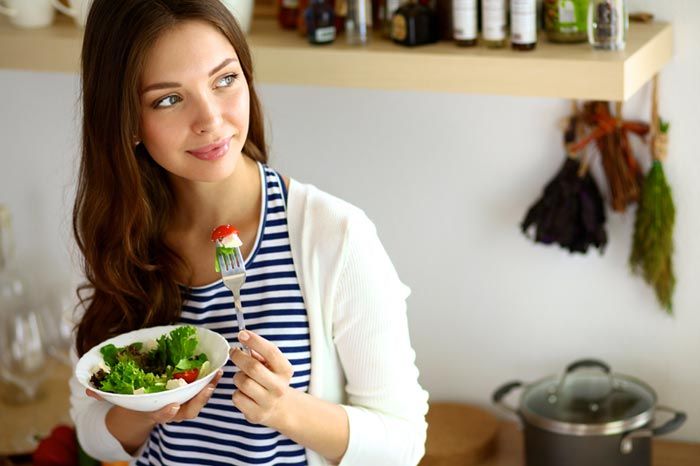 mujer comiendo ensalada