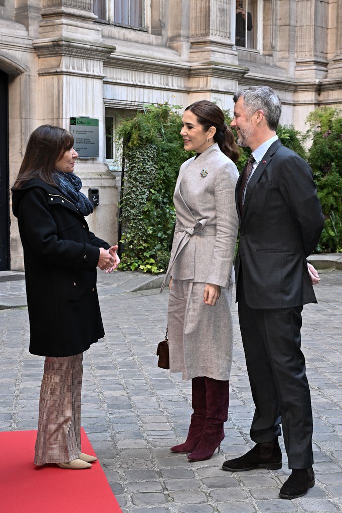 Mary de Dinamarca y el rey Federico X pasean por París con la alcaldesa Anne Hidalgo