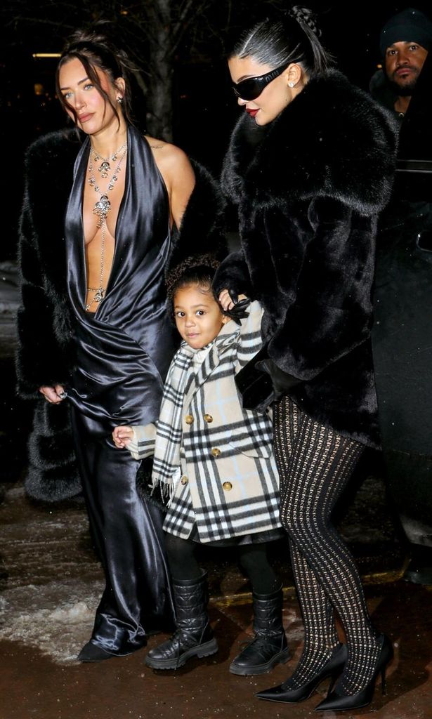 Kylie Jenner, con su hija, Stormi, y su amiga \'youtuber\' Stassie Karanikolaou HOLA4093
