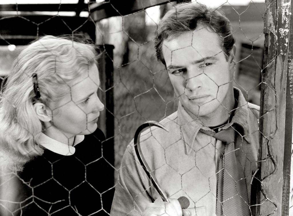 Eva Marie Saint y Marlon Brando en un fotograma de 'La ley del silencio' (On the Waterfront), la película de 1954 por la que ambos ganaron un premio Oscar