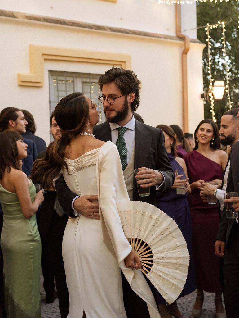 Novias con abanico bordado con mensaje