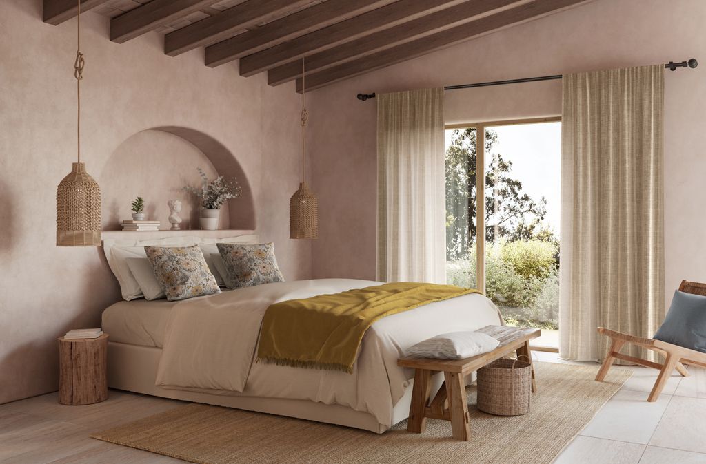 Dormitorio de estilo mediterráneo que alberga un rincón de lectura donde evadirse 