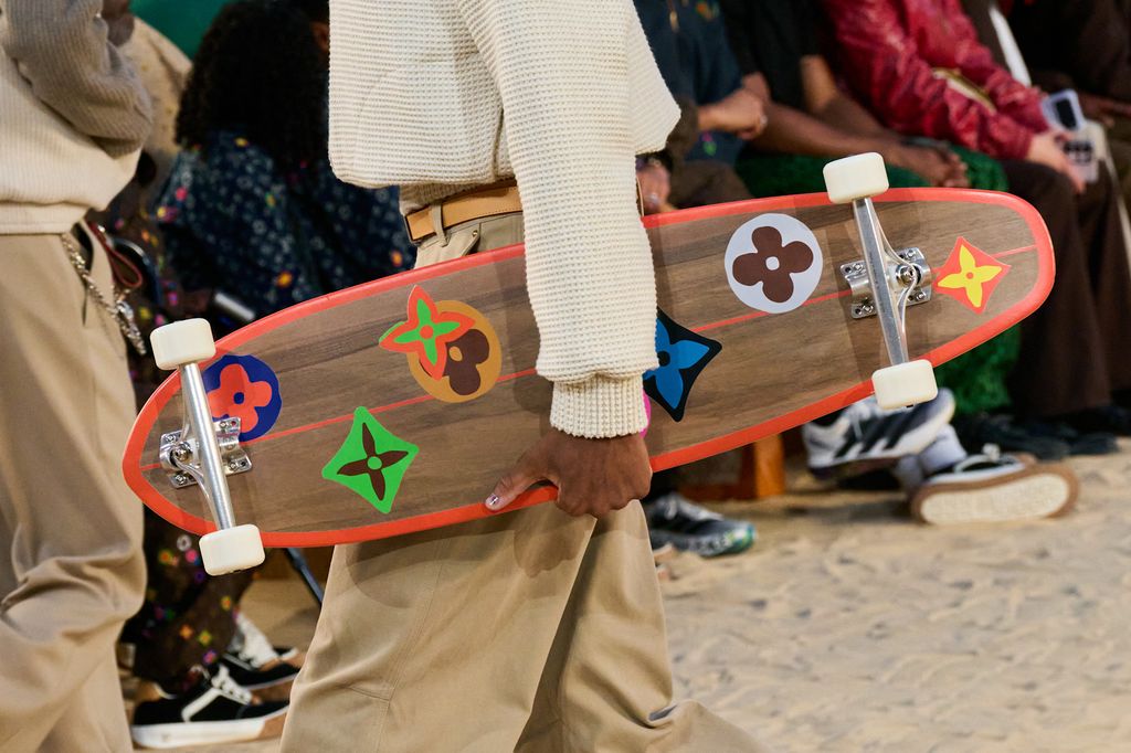 Patinetas, maletas y tablas de surf destacaron entre los accesorios.