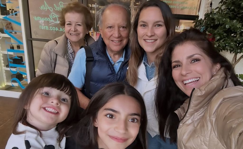 Alessandra Rosaldo junto a sus padres