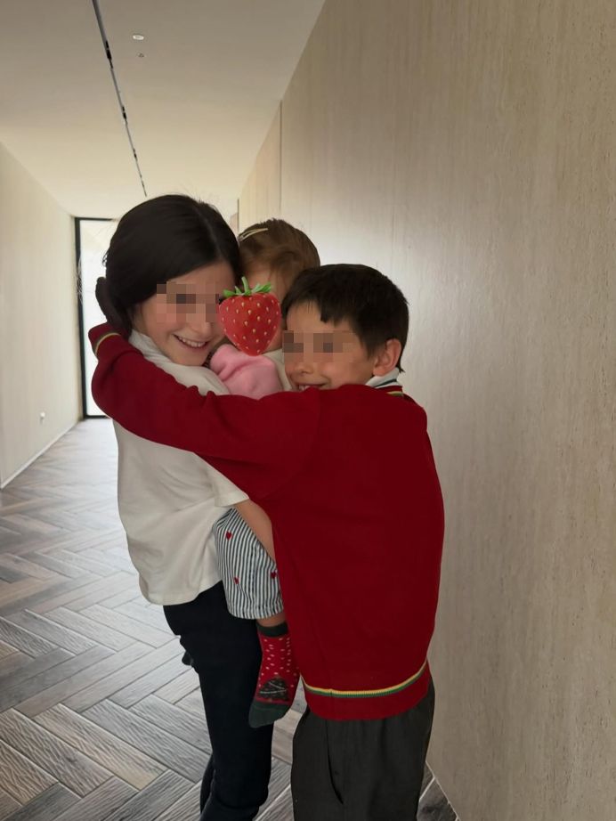 Adriana, con sus hermanos Nico y Ellie