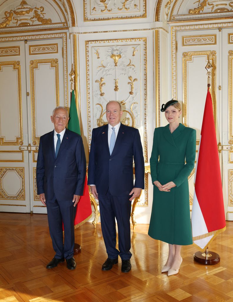 La princesa Charlene de Mónaco recibiendo al presidente de Portugal, Marcelo Rebelo, 2025.