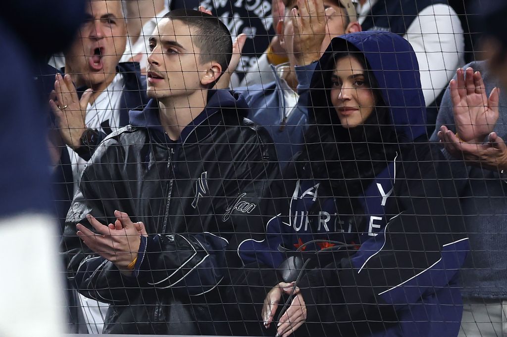 Timothé Chalamet y Kylie Jenner lucieron looks a juego en el partido de los New York Yankees y los Toronto Blue Jays.